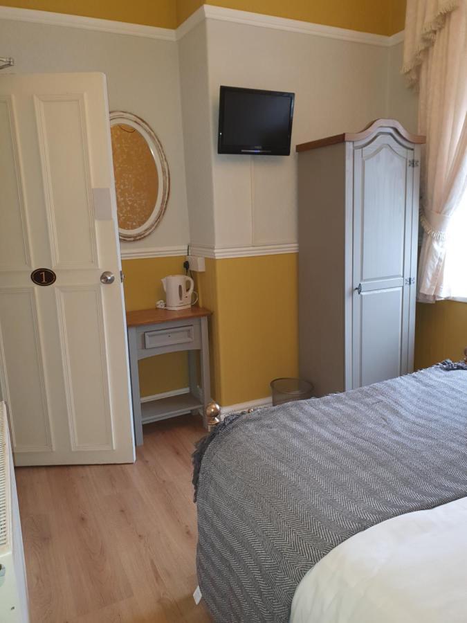 J'S Mayfair Guest House Blackpool Exteriör bild