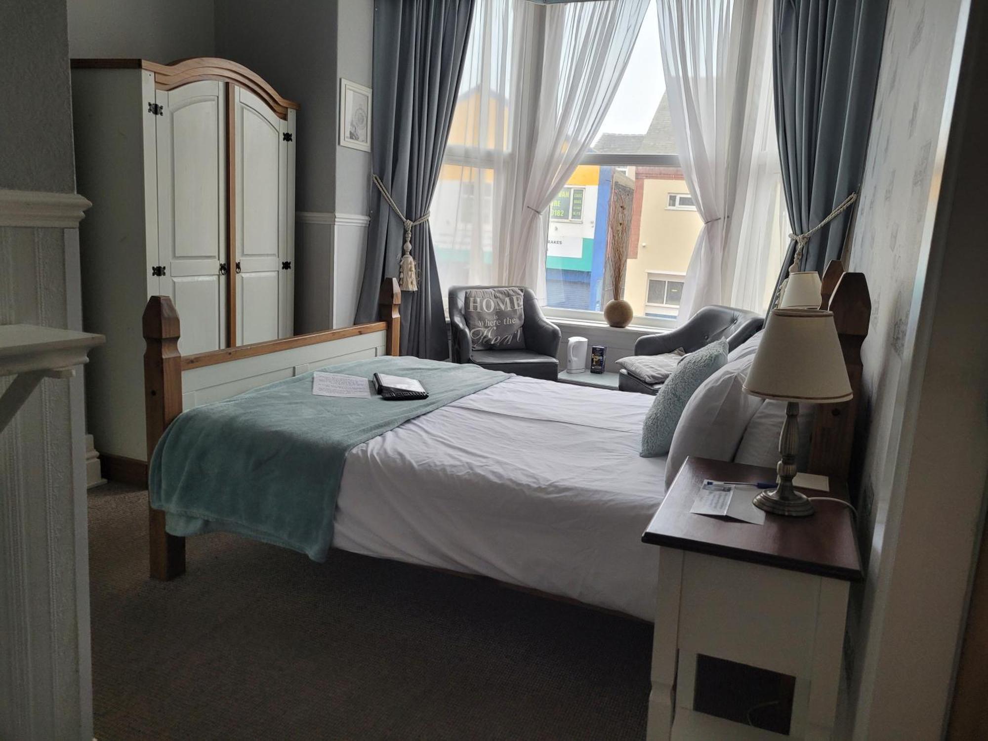 J'S Mayfair Guest House Blackpool Exteriör bild